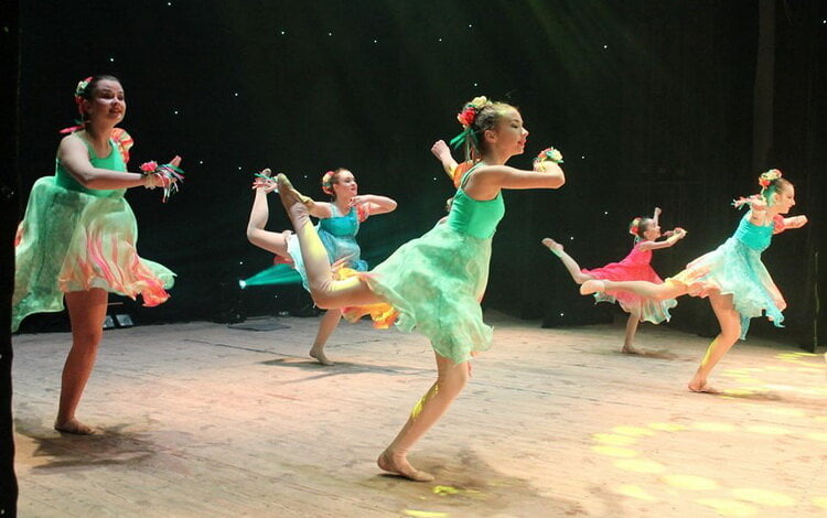 "За ветром бегу"... Серед кращих танцювальних колективів Півдня України - ансамблі з Корабельного району Миколаєва | Корабелов.ИНФО image 1