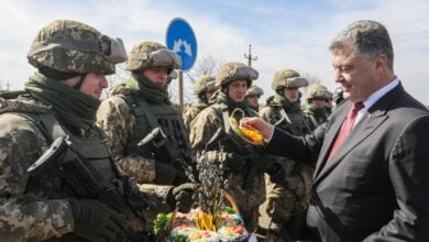 Петр Порошенко поздравил николаевских десантников c праздником и передал паски, испеченные его женой | Корабелов.ИНФО image 1