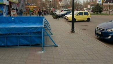 "А всё потому, что власти района или получают откат, или..." Аттракцион у ТЦ в Корабельном занял большую часть тротуара | Корабелов.ИНФО image 1