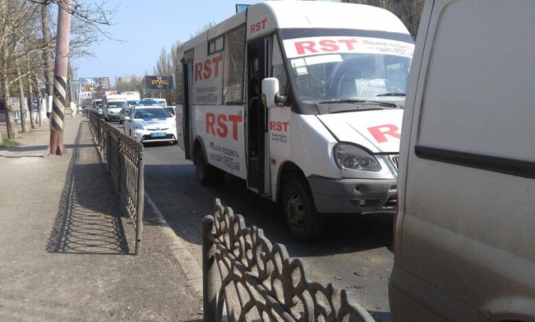 "Два дебила - это сила". ДТП с "маршруткой" и грузовым микроавтобусом у оживленного перекрестка в Корабельном районе | Корабелов.ИНФО image 2