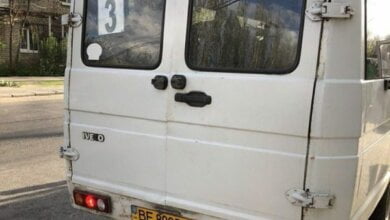 Женщина в Николаеве чуть не выпала в открывшуюся дверь «маршрутки» | Корабелов.ИНФО image 2