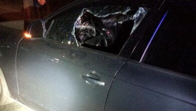 "Обірвали політ неземний", - патрульним у Миколаєві довелося вибити скло в машині, нетверезий водій якої намагався втекти | Корабелов.ИНФО image 1