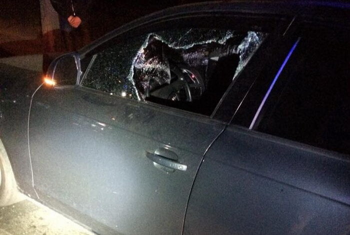 "Обірвали політ неземний", - патрульним у Миколаєві довелося вибити скло в машині, нетверезий водій якої намагався втекти | Корабелов.ИНФО image 1