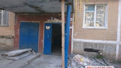 У подъезда николаевской многоэтажки рухнула стена, поддерживающая козырек | Корабелов.ИНФО