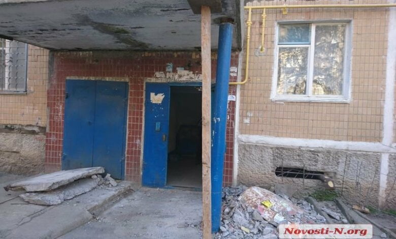 У подъезда николаевской многоэтажки рухнула стена, поддерживающая козырек | Корабелов.ИНФО