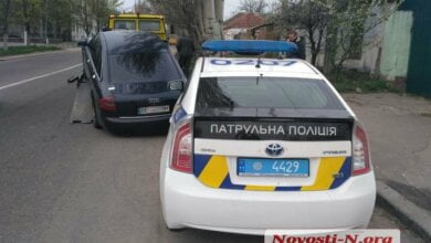 В Корабельном районе «Ауди» слетел с эвакуатора и врезался в полицейский «Приус» | Корабелов.ИНФО image 1