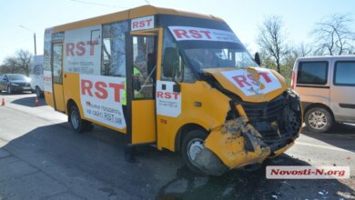 "Бей своих": пьяный "маршрутчик" в Корабельном врезался в другую маршрутку с пассажирами — трое пострадавших | Корабелов.ИНФО image 1