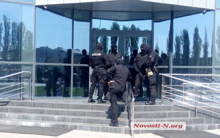 Обыски на «Ника-Тере»: вооруженные спецназовцы кувалдой взломали ворота (ВИДЕО) | Корабелов.ИНФО image 2