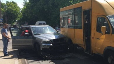 БМВ на «евробляхах» в Николаеве врезался в "маршрутку": есть пострадавшие (ВИДЕО) | Корабелов.ИНФО image 1