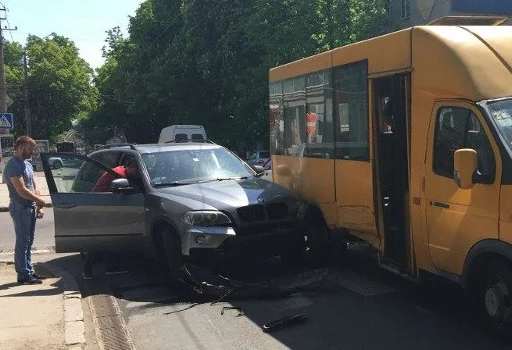 БМВ на «евробляхах» в Николаеве врезался в "маршрутку": есть пострадавшие (ВИДЕО) | Корабелов.ИНФО image 1