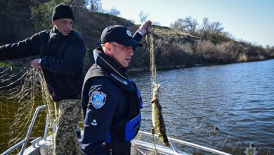 Браконьєрські сітки вилучили правоохоронці під час рейду катером акваторіями Миколаєва (ВІДЕО) | Корабелов.ИНФО image 1