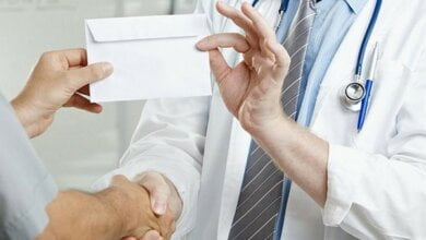 Коррупция в системе здравоохранения вызывает отвращение к людям в белых халатах | Корабелов.ИНФО