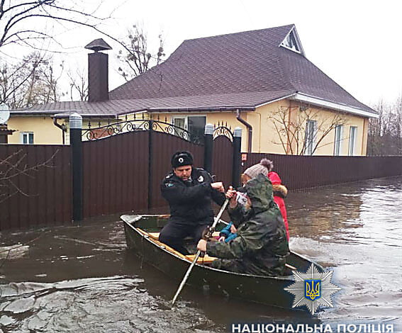 В начале апреля на Сумщине из-за поводья затопило половину города – полиция на лодках эвакуировала людей | Корабелов.ИНФО image 2