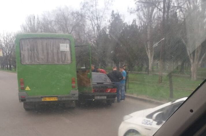 Маршрутка №12 "притерла" легковой автомобиль на проспекте Богоявленском | Корабелов.ИНФО