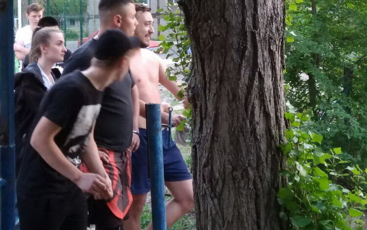 Парень в Корабельном районе ударил молодую женщину на глазах у ее маленькой дочери | Корабелов.ИНФО image 1