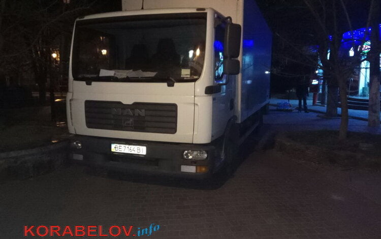 Грузовики разрушают новую тротуарную плитку в сквере Корабельного района | Корабелов.ИНФО image 1