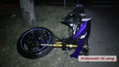 Сбегая от полиции в Николаеве, мотоциклист врезался в столб: мотоцикл разлетелся на куски, водитель - в больнице | Корабелов.ИНФО image 1