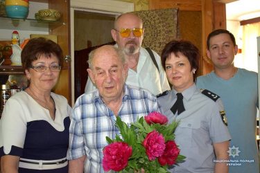 Миколаївські поліцейські напередодні Дня перемоги над нацизмом у Другій світовій війні відвідали ветеранів | Корабелов.ИНФО image 5