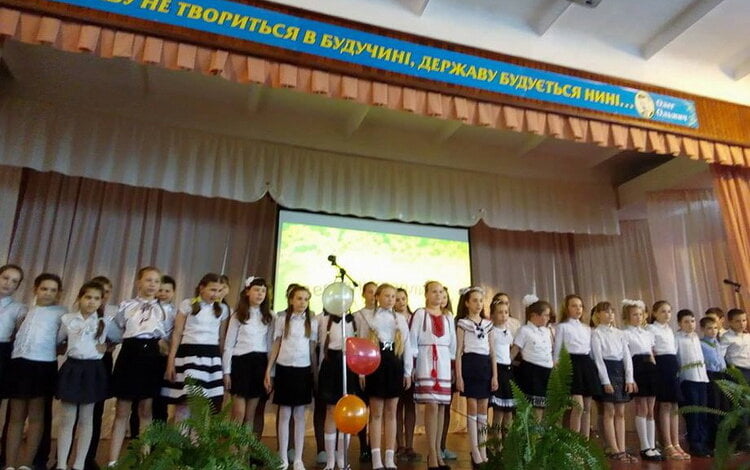 Дзвінкими голосами зазвучав вокальний фестиваль «Весняні краплинки» у Миколаївській школі №1 ім. О. Ольжича | Корабелов.ИНФО image 5