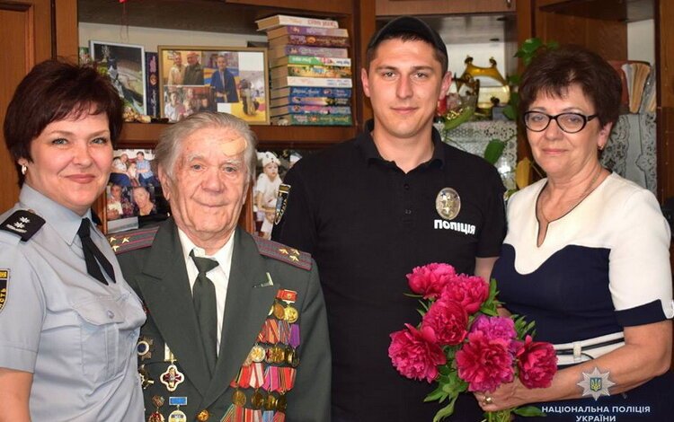 Миколаївські поліцейські напередодні Дня перемоги над нацизмом у Другій світовій війні відвідали ветеранів | Корабелов.ИНФО image 4