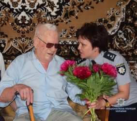 Миколаївські поліцейські напередодні Дня перемоги над нацизмом у Другій світовій війні відвідали ветеранів | Корабелов.ИНФО image 1