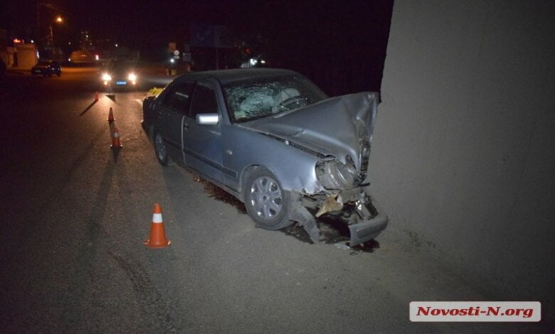 На выезде из Николаева «Мерседес» врезался в опору железнодорожного моста | Корабелов.ИНФО
