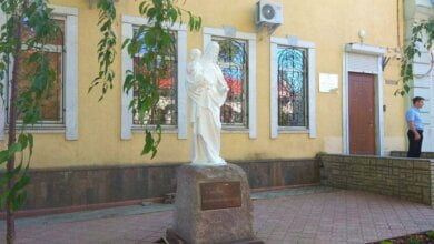 У здания Николаевской прокуратуры установили памятник Девы Марии с младенцем | Корабелов.ИНФО