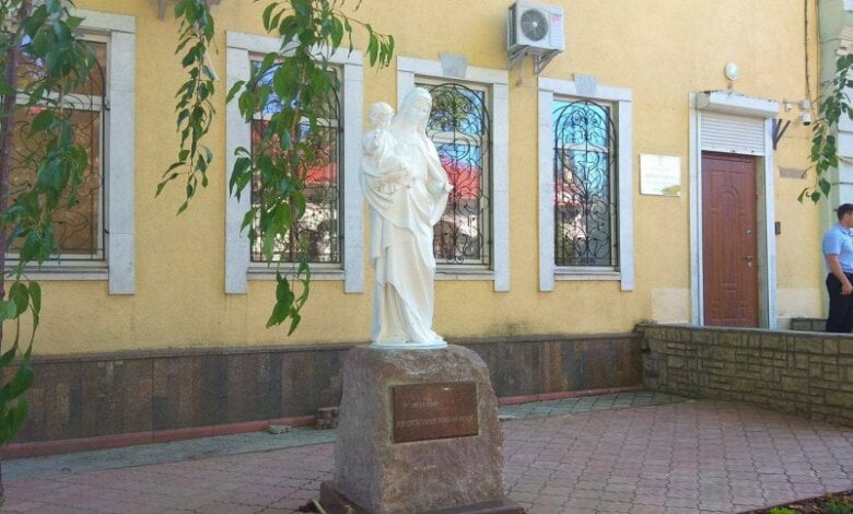 У здания Николаевской прокуратуры установили памятник Девы Марии с младенцем | Корабелов.ИНФО