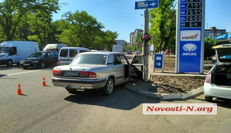 На проспекте Богоявленском «Волга» врезалась в фонарный столб | Корабелов.ИНФО