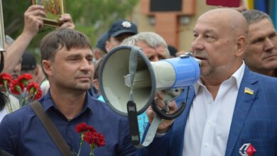 В Николаеве облили кефиром депутатов-"оппоблоковцев", которые возглавляли акцию «Бессмертный полк» | Корабелов.ИНФО image 2