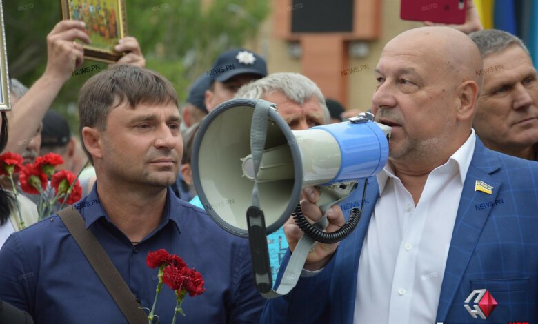 В Николаеве облили кефиром депутатов-"оппоблоковцев", которые возглавляли акцию «Бессмертный полк» | Корабелов.ИНФО image 2