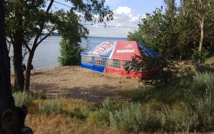 Пивная палатка - снова на волейбольной площадке: так "развивается" пляж "Чайка" в Корабельном районе | Корабелов.ИНФО image 1