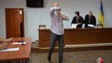 Суд вернул в Николаевское СИЗО рецидивиста, подозреваемого в нападении на спортсмена – тот порезал себе шею и руки | Корабелов.ИНФО image 1