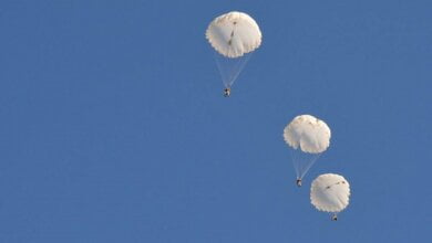 Николаевские десантники во главе с генералом и офицерами отработали парашютные прыжки на воду | Корабелов.ИНФО image 11