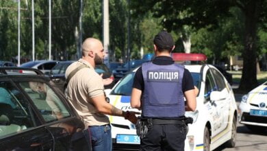 Не поделили парковку: в Николаеве водители устроили перестрелку - десятки детей в панике разбежались в разные стороны | Корабелов.ИНФО image 4