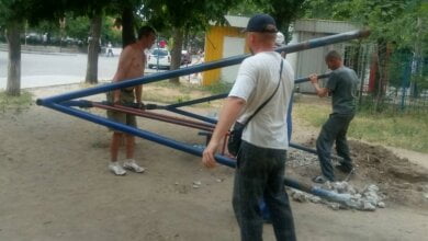 "За землю детям будем бороться, пока хватит сил". Люди в Корабельном возмущены "тайным" демонтажем качелей в их дворе | Корабелов.ИНФО image 3