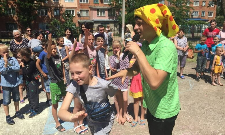 "Лучшая защита – нападение!" В Кульбакино в День защиты детей заманивали конкурсами, закидывали подарками... | Корабелов.ИНФО image 7