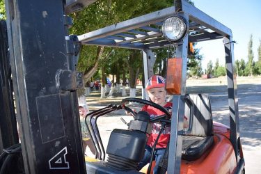 Мультяшный патруль, возможность порулить, фокусы и дискотека: дети побывали в гостях у портовиков в Корабельном районе | Корабелов.ИНФО image 19