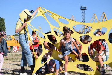 Мультяшный патруль, возможность порулить, фокусы и дискотека: дети побывали в гостях у портовиков в Корабельном районе | Корабелов.ИНФО image 7