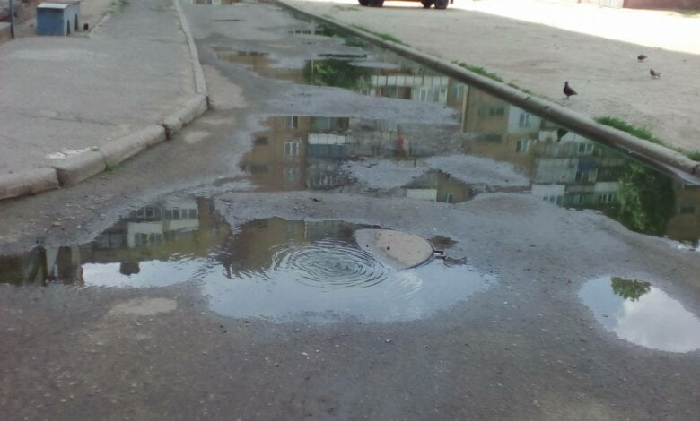 "Просел асфальт, запах стоит ужасный", - жители ул. Айвазовского в Корабельном районе жалуются на канализацию, текущую во дворе | Корабелов.ИНФО image 3