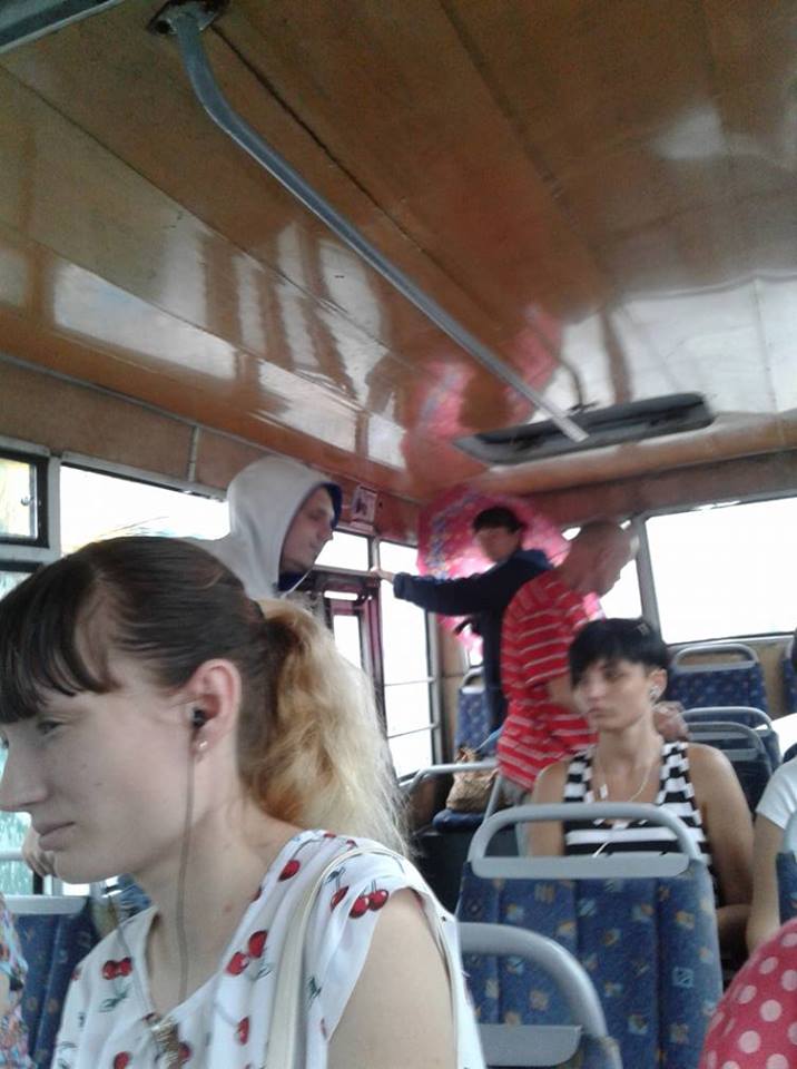 пассажиры в маршрутке с дырявой крышей