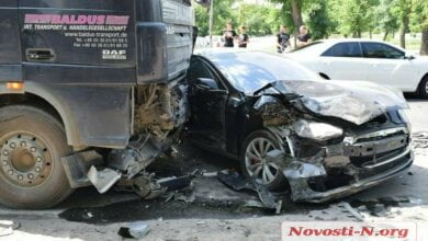 Девушка за рулем "Теслы" в Николаеве протаранила автомобиль "Chery" и попала под седельный тягач | Корабелов.ИНФО image 2