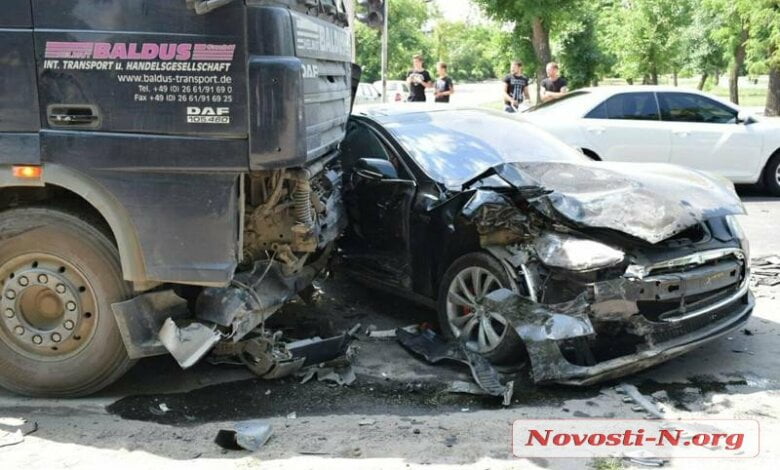 Девушка за рулем "Теслы" в Николаеве протаранила автомобиль "Chery" и попала под седельный тягач | Корабелов.ИНФО image 2