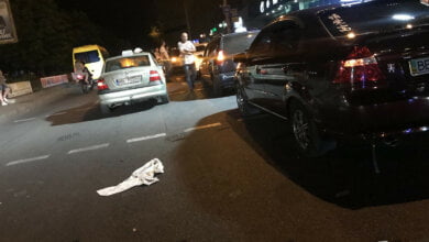 Ночью в Николаеве толпа таксистов побила дебошира, который цеплялся к одному из них (Видео) | Корабелов.ИНФО