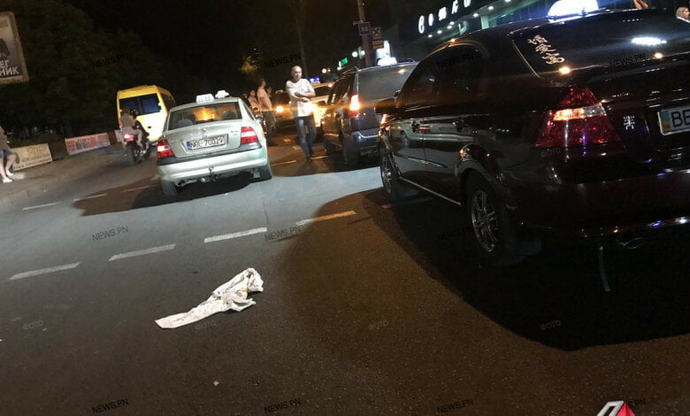 Ночью в Николаеве толпа таксистов побила дебошира, который цеплялся к одному из них (Видео) | Корабелов.ИНФО