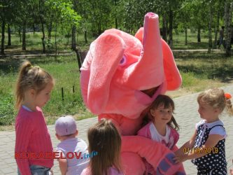 Рожевий слон і динозавр, морозиво і безліч розваг: у Корабельному районі відсвяткували День захисту дітей | Корабелов.ИНФО image 12