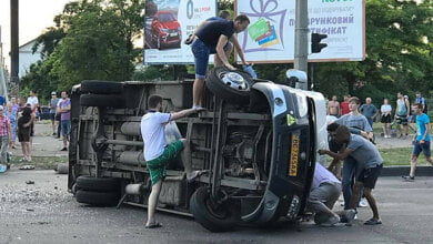 В Николаеве пьяный водитель на «Ниссане» перевернул маршрутку, полную пассажиров, есть пострадавшие (ВИДЕО) | Корабелов.ИНФО image 1