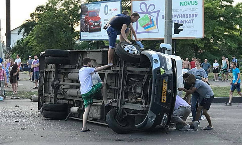 В Николаеве пьяный водитель на «Ниссане» перевернул маршрутку, полную пассажиров, есть пострадавшие (ВИДЕО) | Корабелов.ИНФО image 1