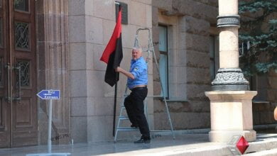 «По обращению анонимного источника»: с фасада Николаевского горсовета сняли красно-черные флаги | Корабелов.ИНФО image 1