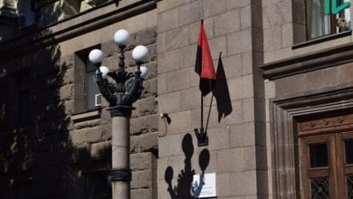 Николаевские активисты вывесили два флага УПА на фасаде здания горсовета | Корабелов.ИНФО image 3